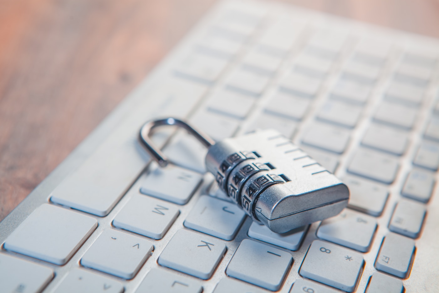 Candado sobre teclado representando confidencialidad y protección de datos